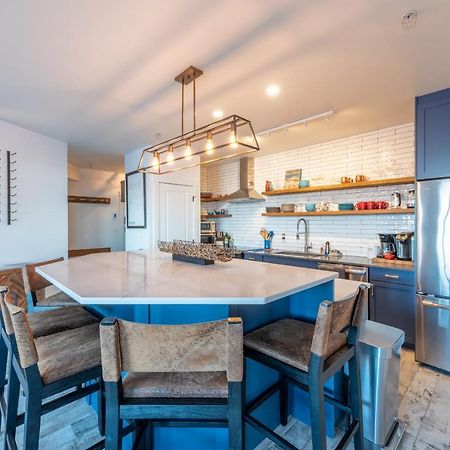 Fully Renovated Ski-In/Out Loft With Private Hot Tub! โกลเดน ภายนอก รูปภาพ