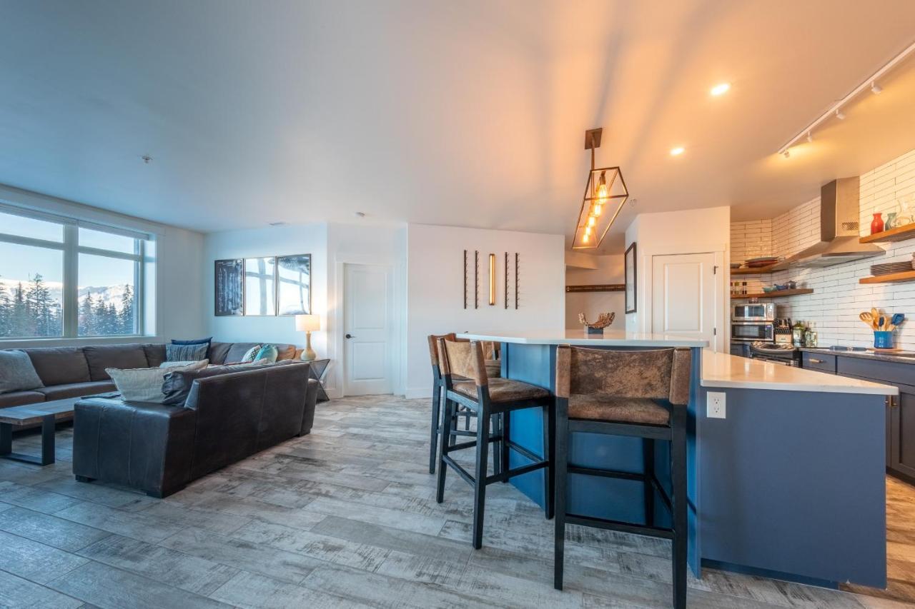 Fully Renovated Ski-In/Out Loft With Private Hot Tub! โกลเดน ภายนอก รูปภาพ