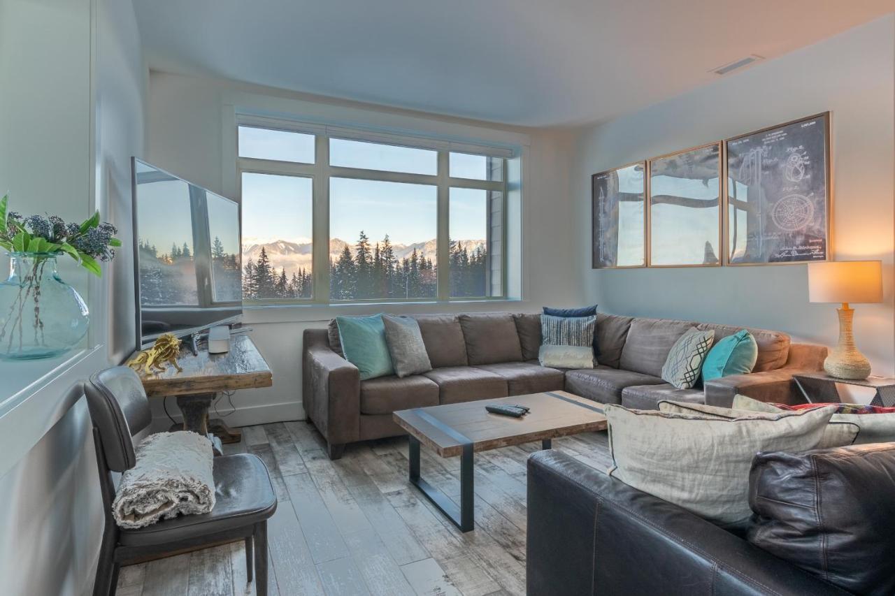 Fully Renovated Ski-In/Out Loft With Private Hot Tub! โกลเดน ภายนอก รูปภาพ