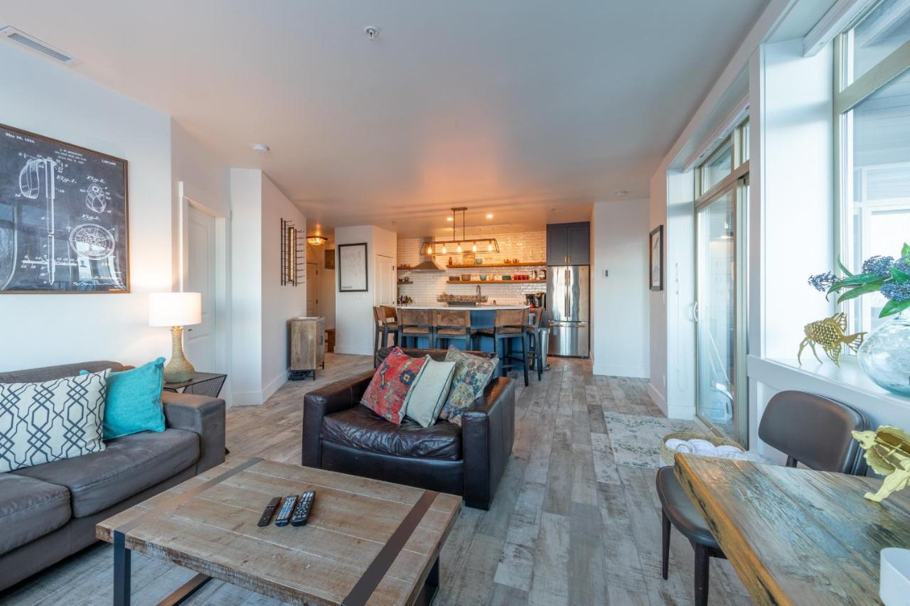 Fully Renovated Ski-In/Out Loft With Private Hot Tub! โกลเดน ภายนอก รูปภาพ