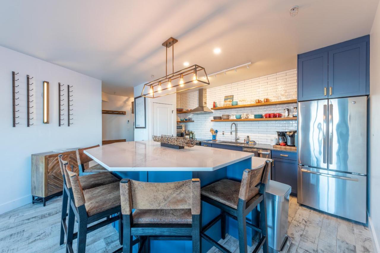 Fully Renovated Ski-In/Out Loft With Private Hot Tub! โกลเดน ภายนอก รูปภาพ