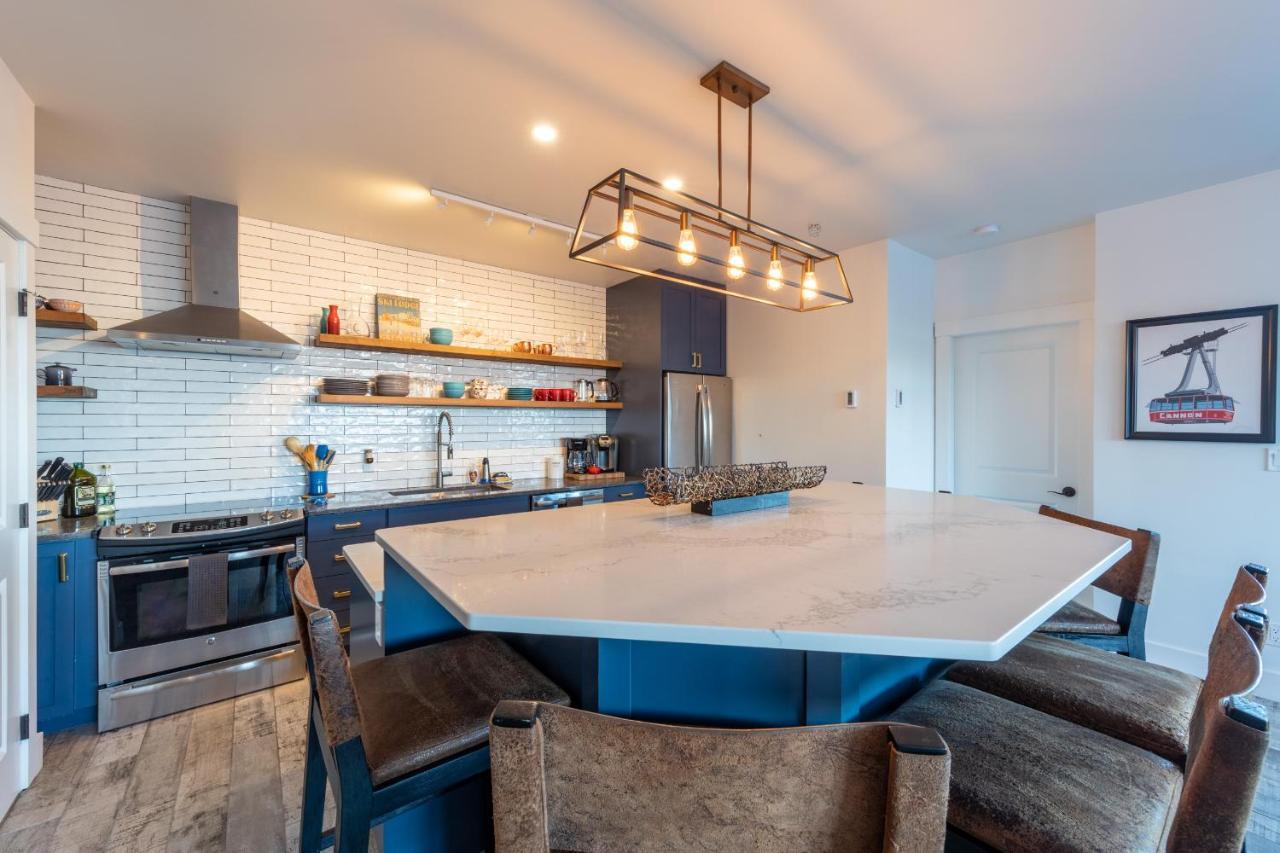 Fully Renovated Ski-In/Out Loft With Private Hot Tub! โกลเดน ภายนอก รูปภาพ