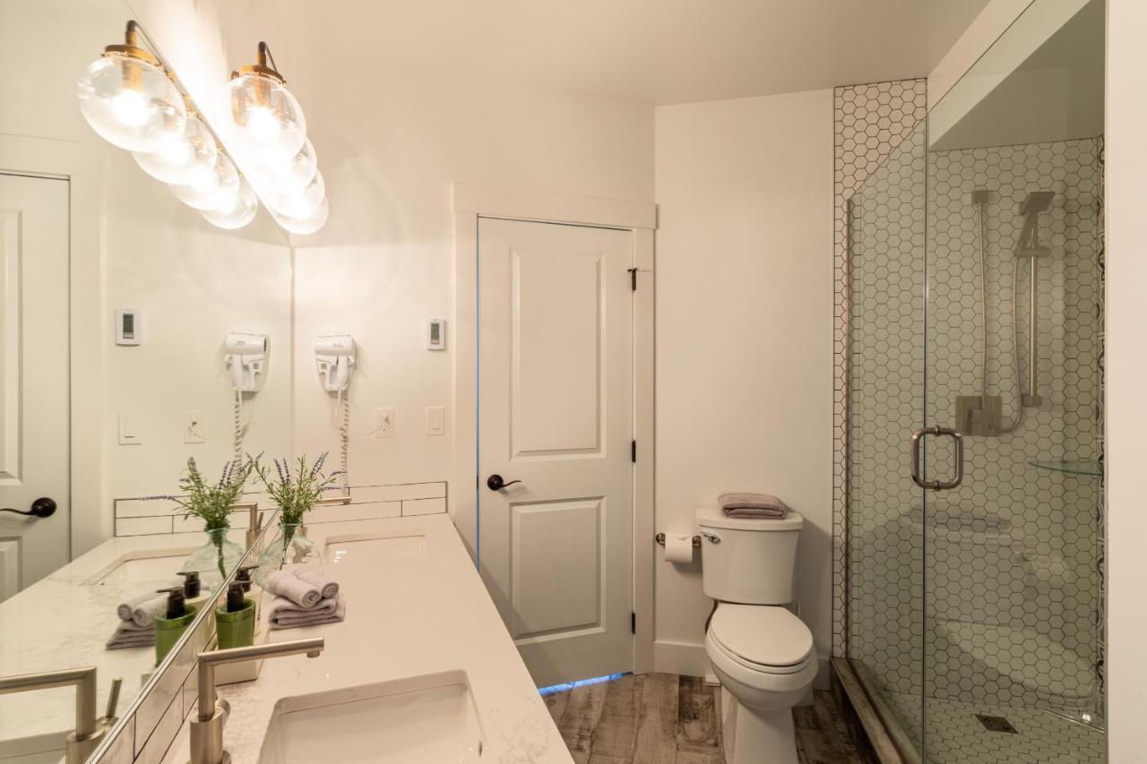 Fully Renovated Ski-In/Out Loft With Private Hot Tub! โกลเดน ภายนอก รูปภาพ