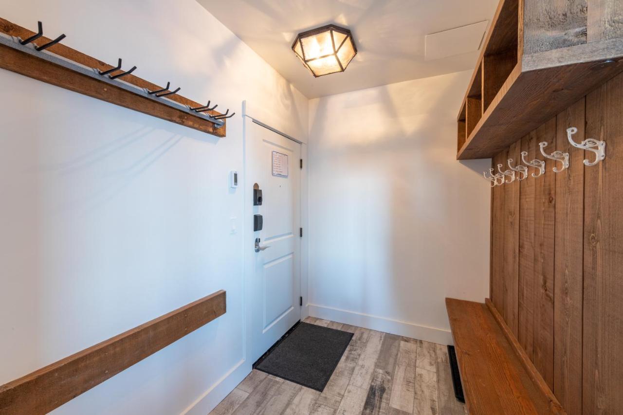 Fully Renovated Ski-In/Out Loft With Private Hot Tub! โกลเดน ภายนอก รูปภาพ
