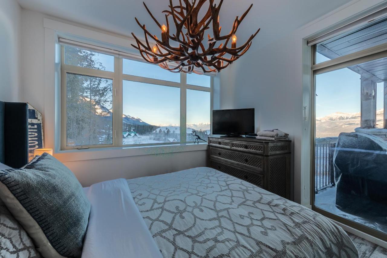 Fully Renovated Ski-In/Out Loft With Private Hot Tub! โกลเดน ภายนอก รูปภาพ