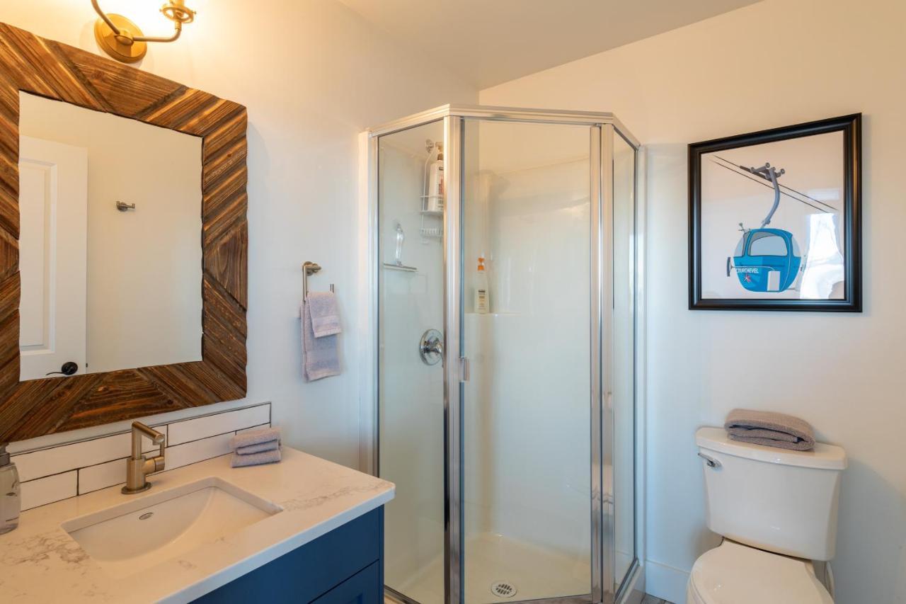 Fully Renovated Ski-In/Out Loft With Private Hot Tub! โกลเดน ภายนอก รูปภาพ