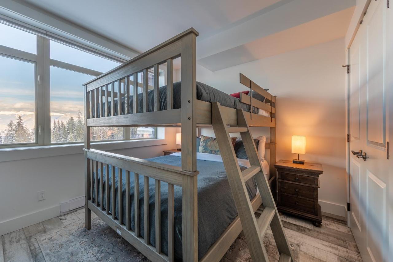 Fully Renovated Ski-In/Out Loft With Private Hot Tub! โกลเดน ภายนอก รูปภาพ